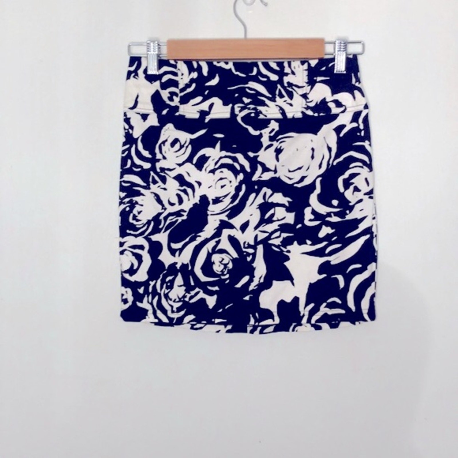 Forever 21 Black and White Floral Mini Skirt Size Small