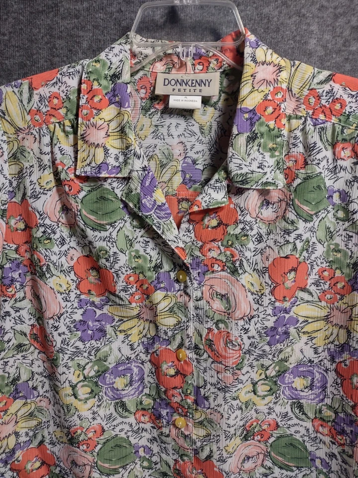 Blusa grande de colección DONNKENNY Petite para mujer con botones PL Foto 2 de 4