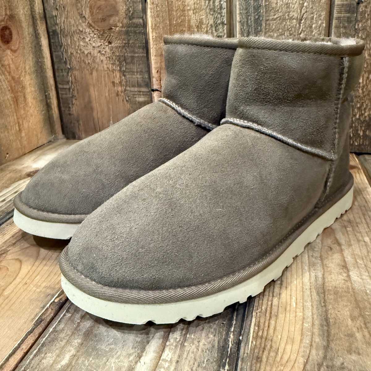 UGG MENS CLASSIC MINI BOOT SIZE US 9 SUEDE / WOOL ~ HICKORY 