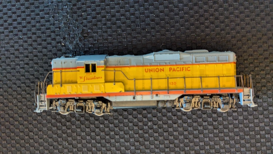 Athearn HO EMD GP 9 Locomotive  Union Pacific #130,Nice, Runs good - Image 2 of 4