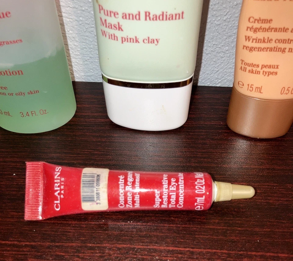 Lote Loción Tonificadora Clarins con Iris, Mascarilla con Arcilla Rosa, Crema de Noche, Suero para Ojos Foto 4 de 4