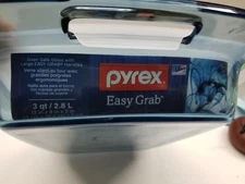 PYREX Easy Grab Blue Glass 13x9x2 3Qt Casserole/Baking Dish Pan White top