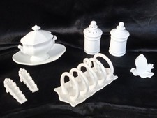 Vaisselle en porcelaine blanche : Moutardier, Porte Toast, Salière Poivrière etc
