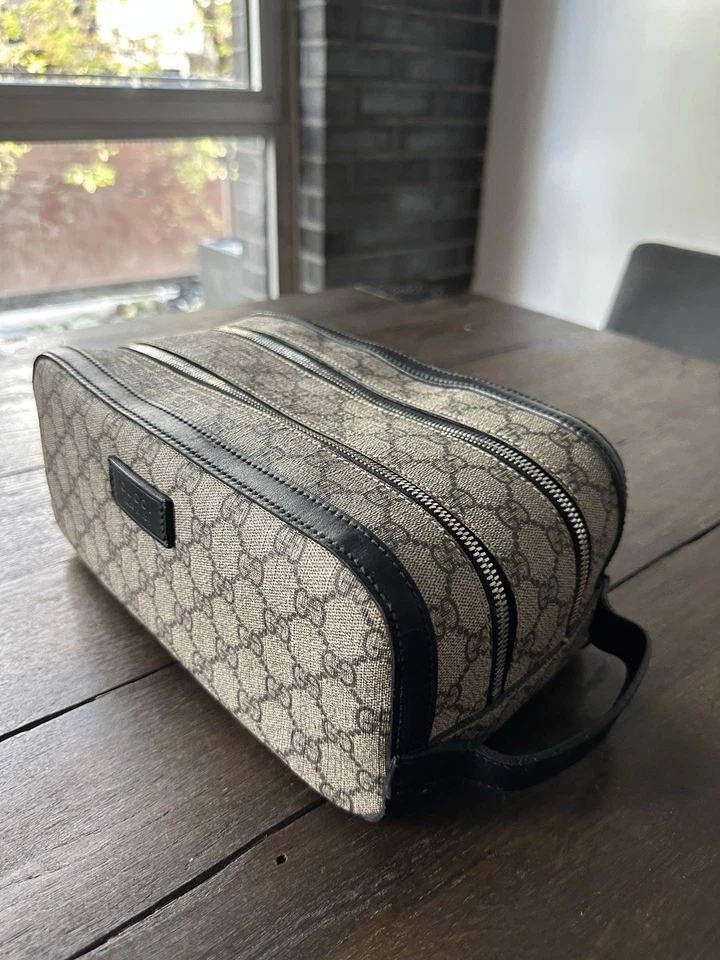Bolso de aseo Gucci Supreme de lona GG Foto 2 de 4