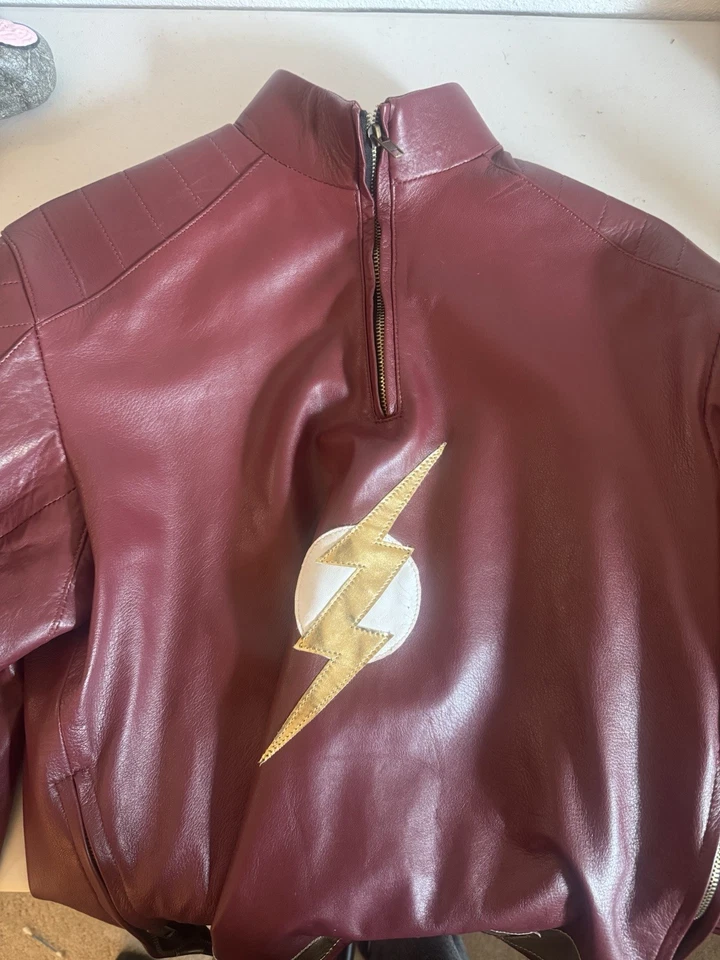 Top Disfraz Borgoña Inspirado en Flash, Imitación, Cuero, Cosplay Chaqueta, Borde Dorado Foto 4 de 4