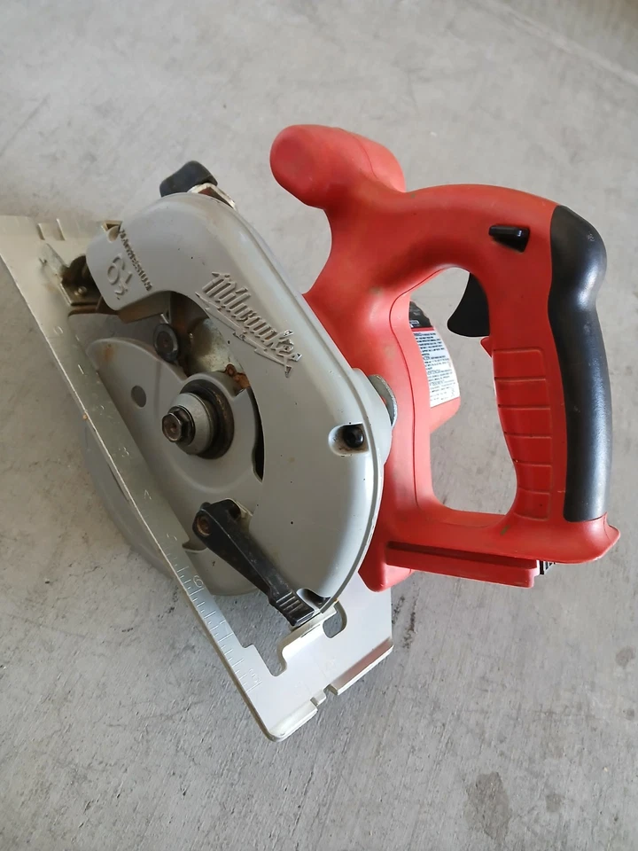 Sierra circular inalámbrica milwaukee 6 1/2" 18V buen estado, sin batería con ella. Foto 3 de 4