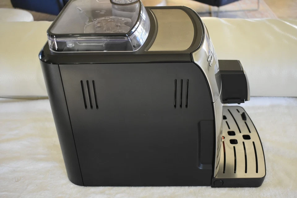 Máquina de café espresso súper automática Saeco Intelia One Touch HD8753/92 hecha en Italia Foto 2 de 4