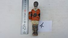4/  ancien joueur de Baby Foot en aluminium de couleur orange à identifier.