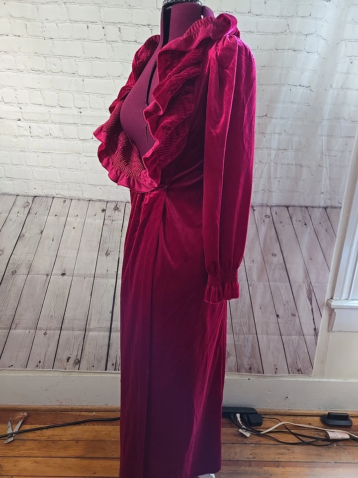 Bata Larga de Terciopelo Miss Elaine Años 70 Borgoña Rojo Volantes Antiguo Glamour (Sin Faja) Foto 4 de 4