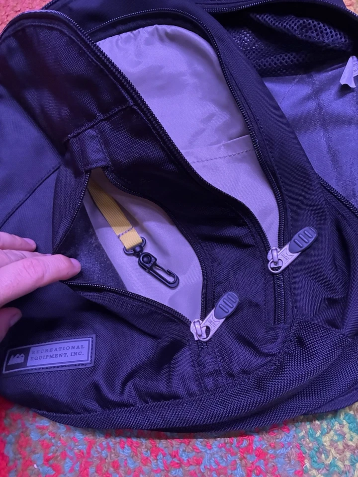 Mochila Bandolera REI Bandolera Negra Correa Intercambiable Viaje al Aire Libre Foto 2 de 4