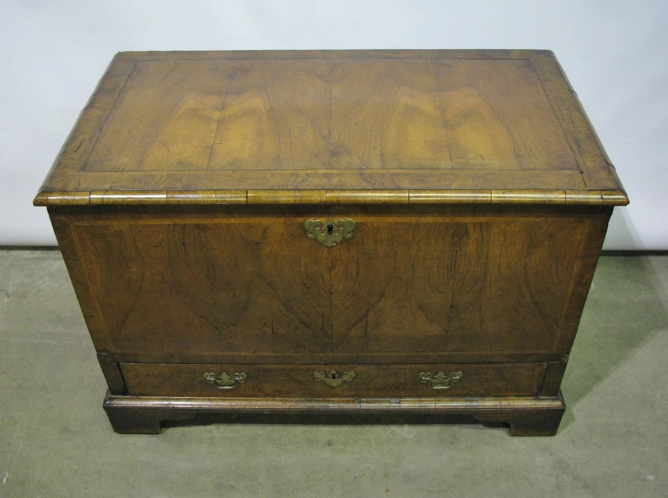 Cofre de mula inglés de finales del siglo XVIII; chapas e incrustaciones de nogal Foto 3 de 4