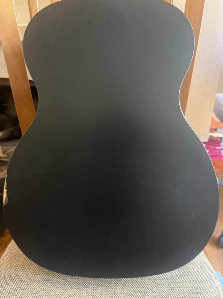 Guitarra Martin OMXAE Negra Usada Buen Estado Pequeña grieta trasera + 2 artículos GRATIS! Foto 3 de 4