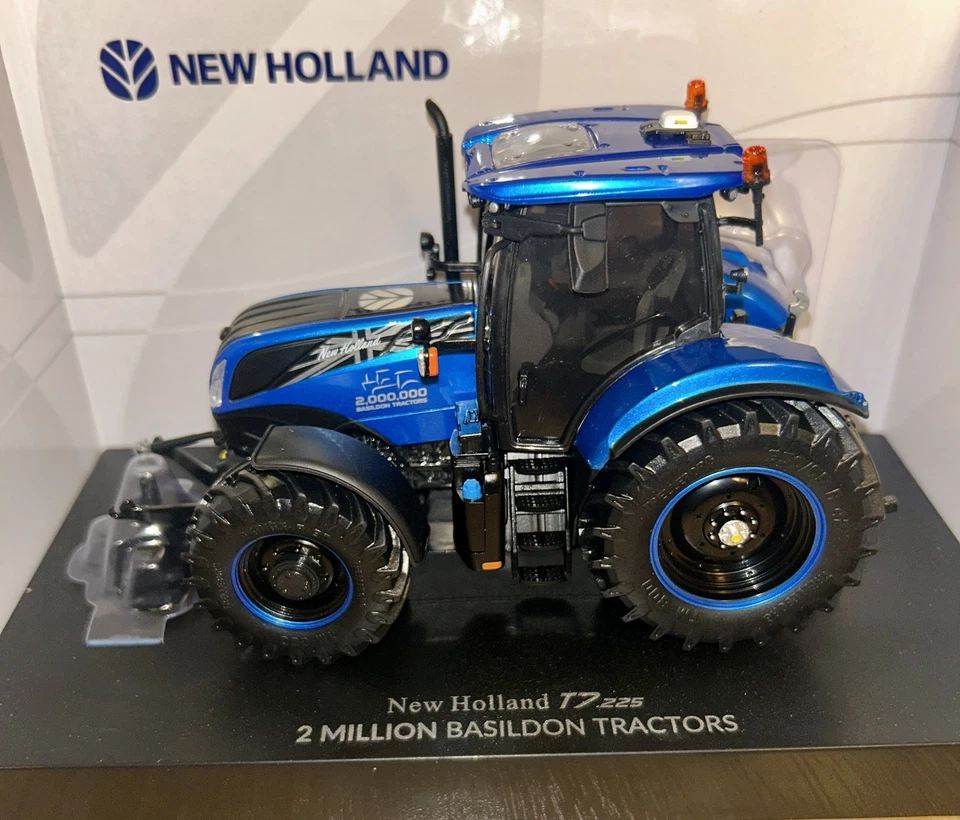 UNIVERSAL HOBBIES 1:32 SCALE NEW HOLLAND T7.225 - 2 Millionth Basildon Edition - Image 2 of 4