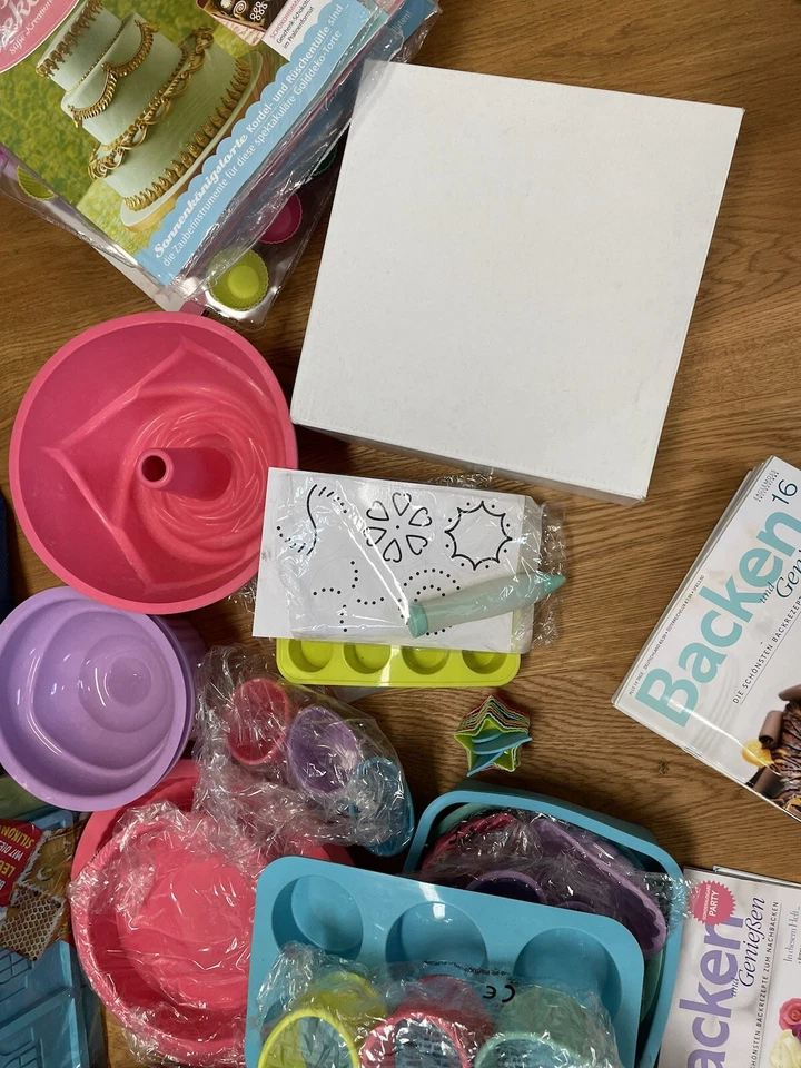 Backen & Genießen Backrezepte Backbücher + viele Silikon Backformen Torten Dekor - Bild 3 von 4