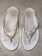 OOFOS Oolala Recovery Flip Flops Sandals Women’s Size 37 W6 White Camo Print