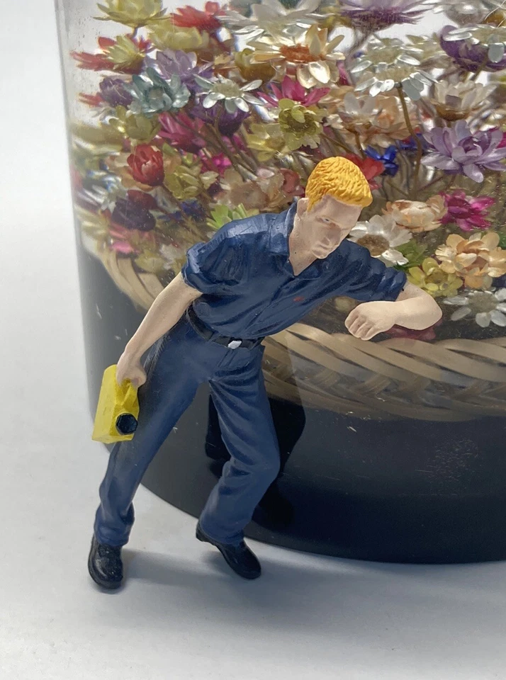 Figura mecánica de coche American Diorama 1/24 con contenedor de aceite colgando 3" Foto 2 de 4