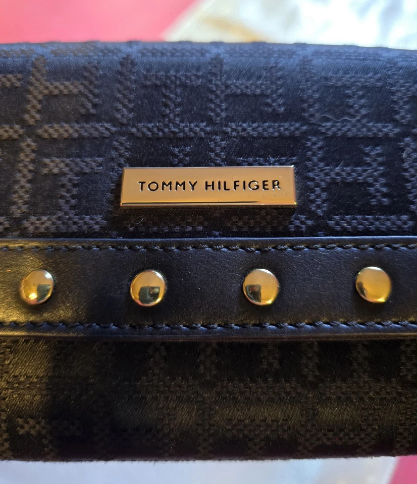 Cartera Tommy Hilfiger negra con tachuelas doradas con logotipo ¡NUEVA SIN ETIQUETAS PRECIOSA! Foto 3 de 4