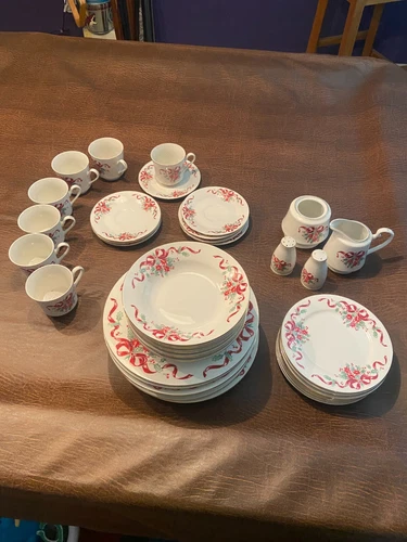DYNASTY 2014 CHRISTMAS SPIRIT FINE CHINA 43 PIECES