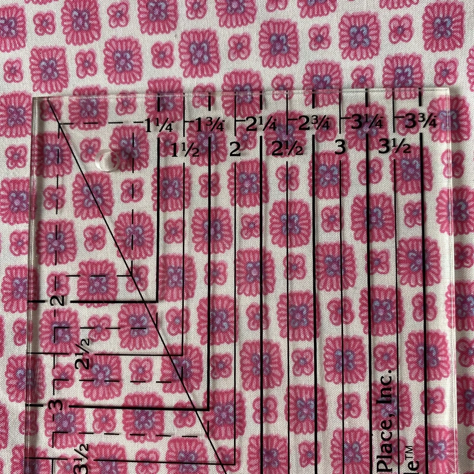 Quilting Patchwork Fabric 100 x 160cm ~ 1m x WOF Pink Square Flowers material - Image 2 of 4