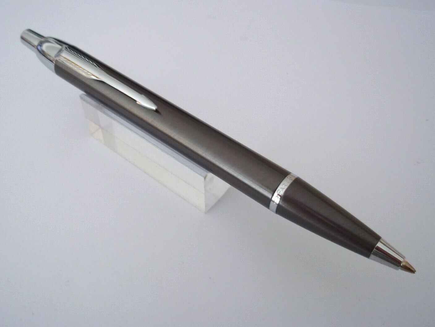 Stylo bille Parker IM Premier noir mat et attributs chromés pour écriture fluide