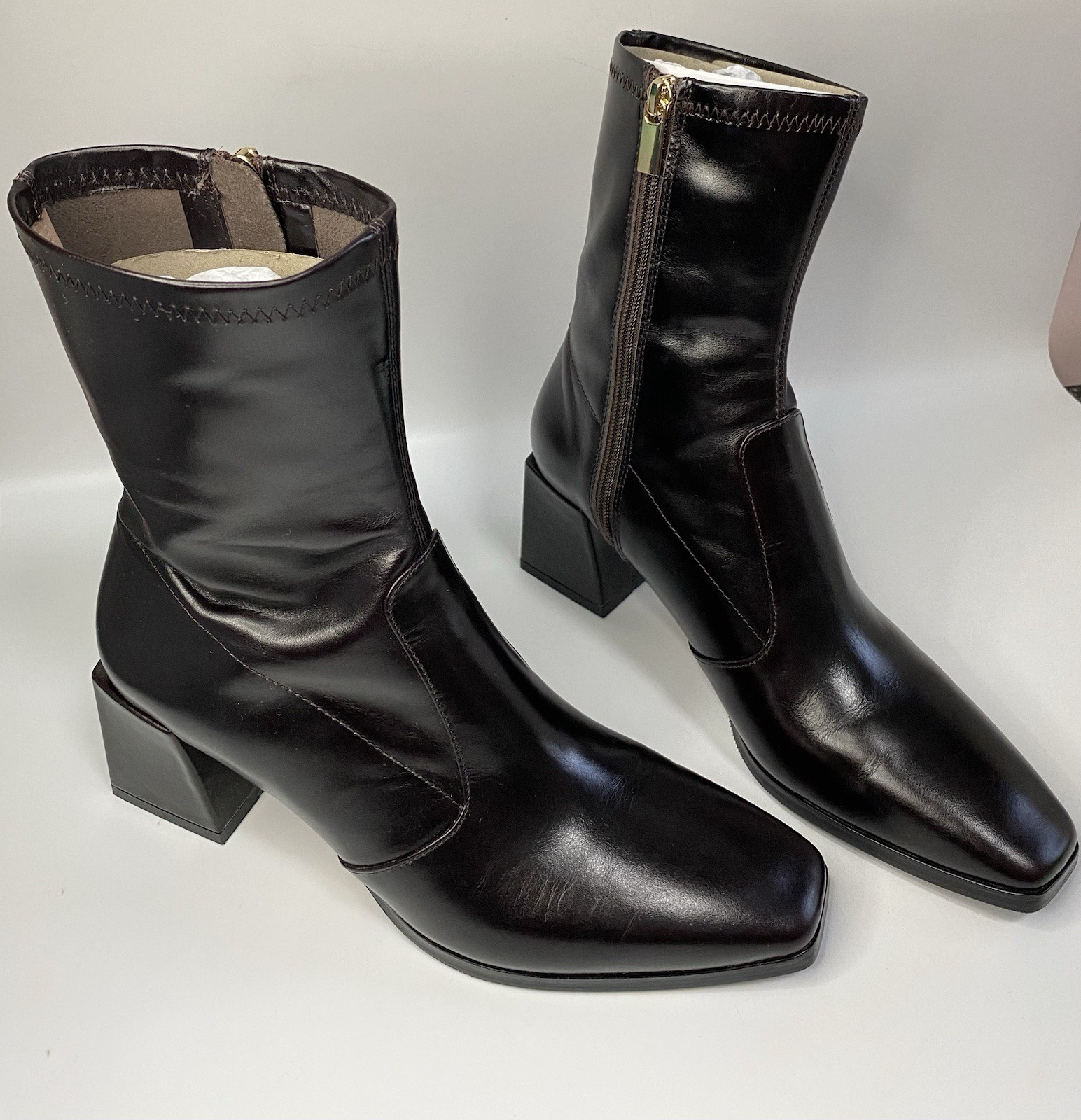 Botas de Cuero Desnudadas Talla 7 -Venta al por menor $389 -NUEVAS Y SIN USAR - Tacón en Caja (Roble Oscuro)