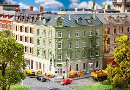 232313 Faller N 1:160, casa a schiera con pub, epoca II, fascino vecchio edificio, GMK  - Foto 1 di 3