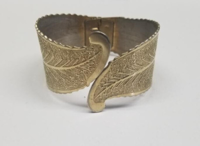 Vintage Unsigned Gold Tone Textured Leaves Design Spring Hinged Bangle Bracelet