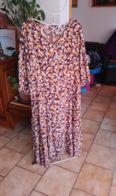 Belle robe longue fleurie avec volant marque Shein curve 3XL - Photo 1/4