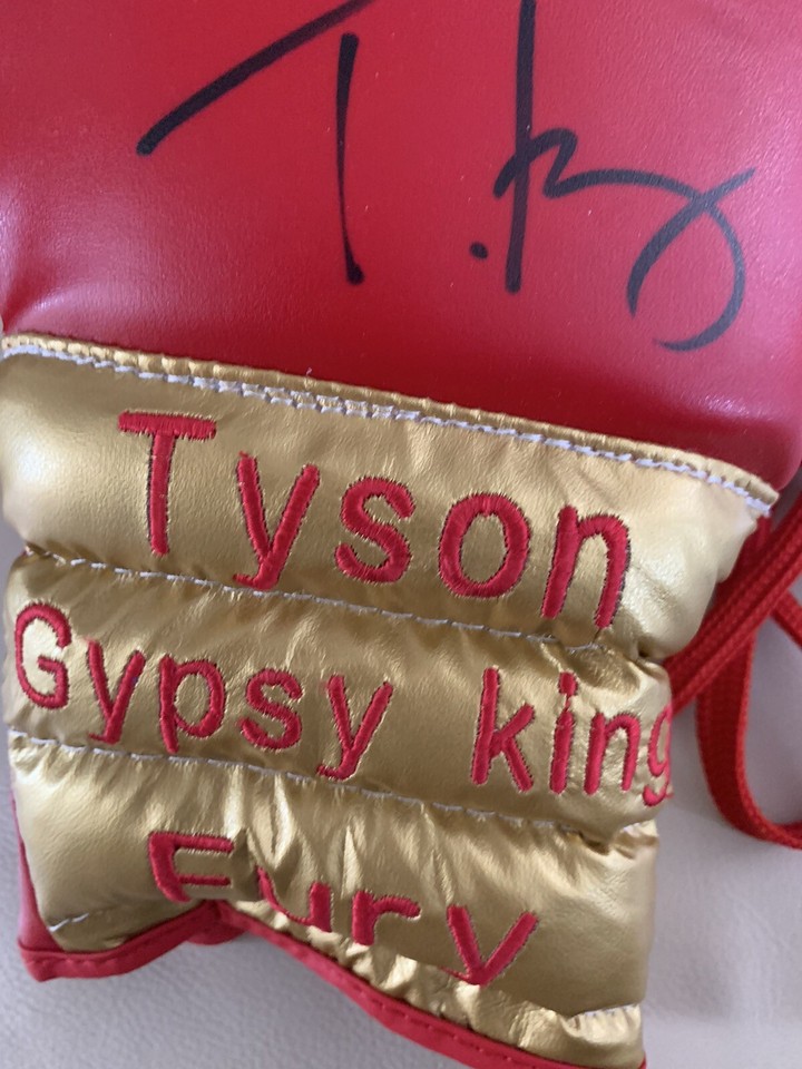 TYSON FURY HEAVYWEIGHT CHAMP SIGNED GYPSY KING BOXING GLOVE WON IN