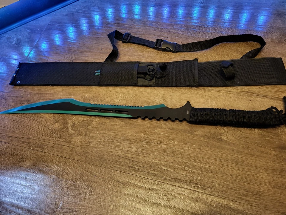 Espada única estilo Cyberpunk Black Legion verde neón con tres cuchillos lanzadores Foto 2 de 4