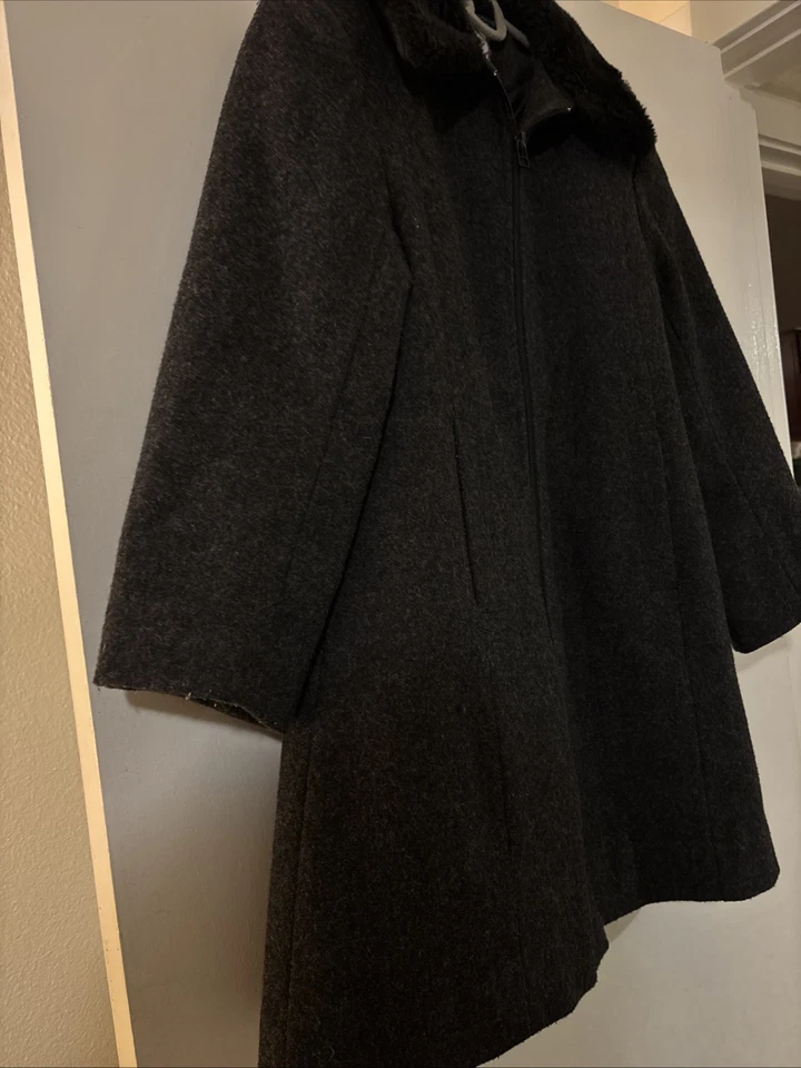 Children’s ROTHSCHILD-charcoal gray 100% wool w/lining zippered coat - Size 10 - Image 3 of 4