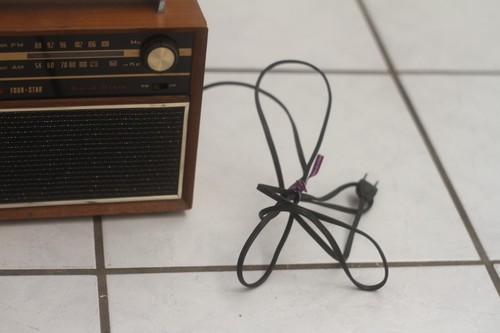 VINTAGE Four Star Solid State Wood Transistor Radio #511? For repair/Static - Picture 2 of 13