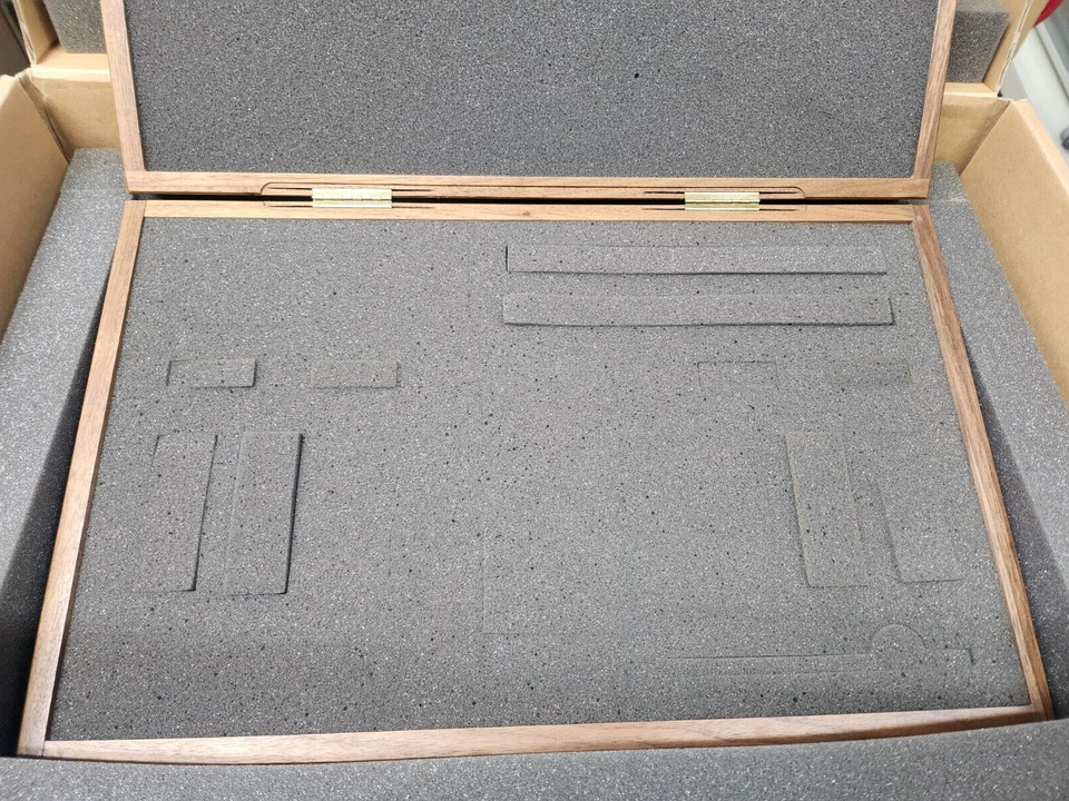 Keysight N4431B150 (Wooden Storage box) / N469360042 Ecal Kit