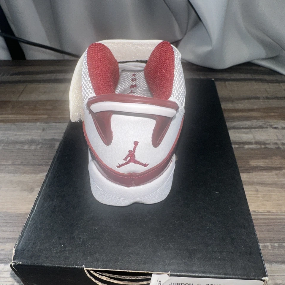 Jordan Seis Anillos Talla 4C Rojo y Blanco Niños Zapatos Nuevos con Caja Nunca Usados Foto 4 de 4