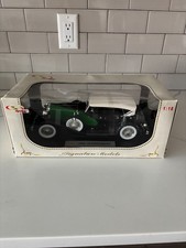 Signature Model 1934 Duesenberg Model J   1/18 Diecast Green/Black/Cream