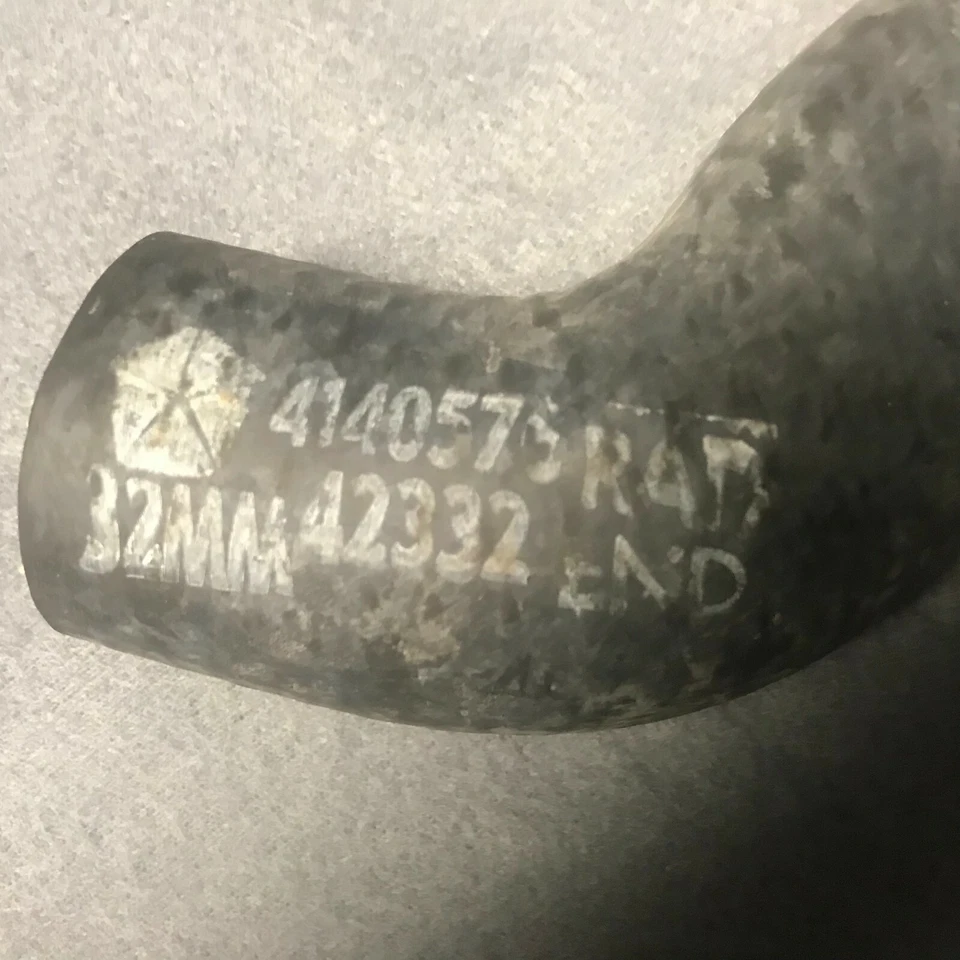 Manguera de radiador Mopar Chrysler Dodge 1984 Daytona 600 sedán 2,6 L 4140576 nuevo de stock Foto 2 de 3