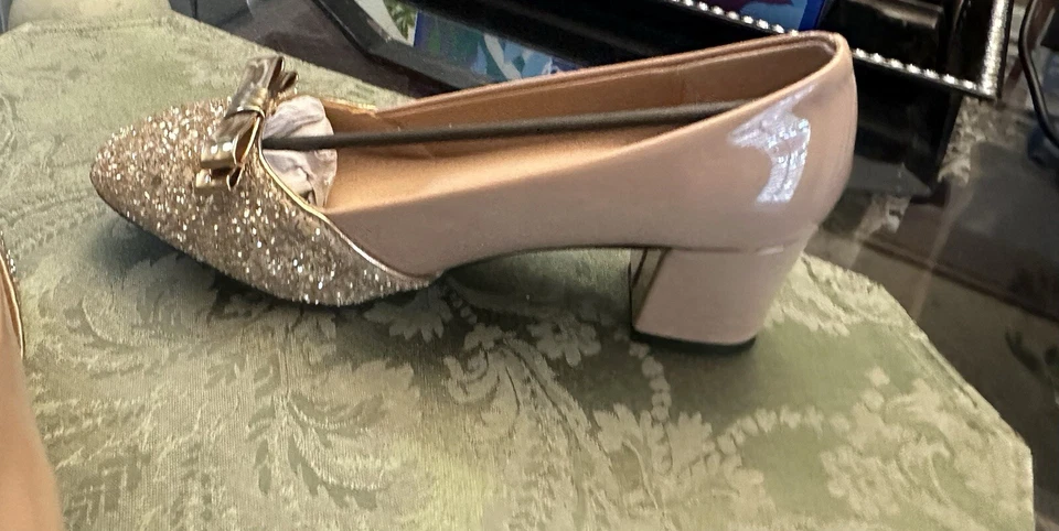 NUEVO para mujer punta cuadrada, cuero patentado, con brillo/lazo dorado/bomba de 2"" Foto 3 de 4