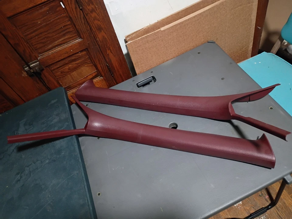 Chevy Caprice 1991-96 paneles de ajuste de pilar derecho e izquierdo en rojo oscuro. Foto 3 de 4