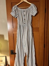 Short sleeve Jumpsuit with pockets can be worn off the shoulders