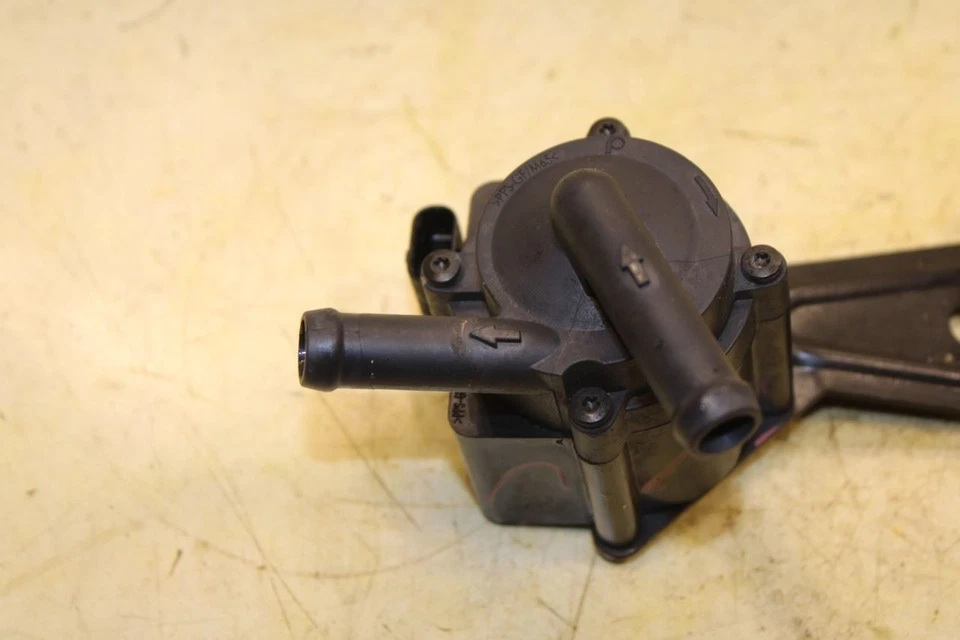 2010-2015 BMW 750Li xDrive 4.4L AWD Auxiliary Coolant Water Pump 11517629917 OEM - Image 3 of 4