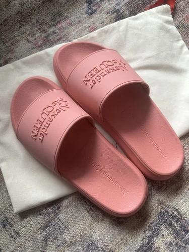 Alexander McQueen sandalo donna con logo rialzato rosa pastello prezzo al dettaglio consigliato $290