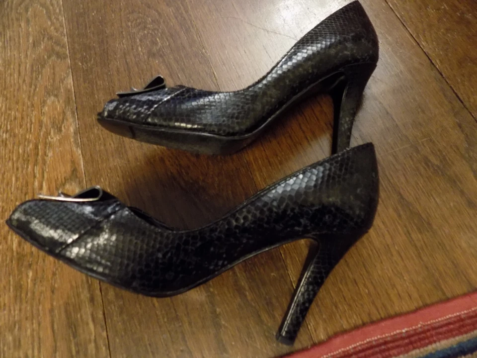 Zapatos de salón J. Renee FAB negros de piel de serpiente punta abierta medallón de metal plateado 8,5 W Foto 4 de 4