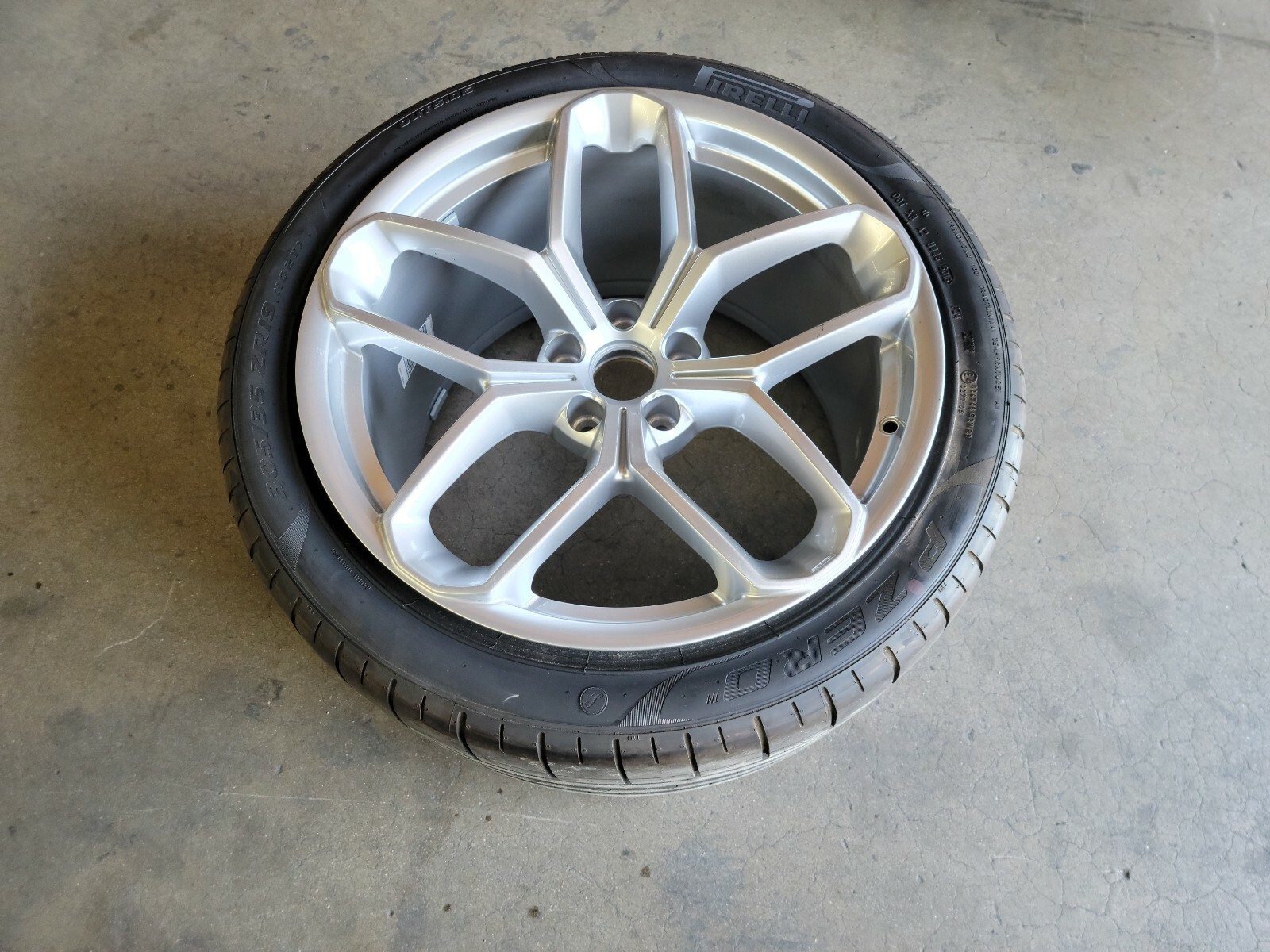 LAMBORGHINI HURACAN LP580 KARI REAR WHEEL RIM WITH TIRE OEM 4T0601017K