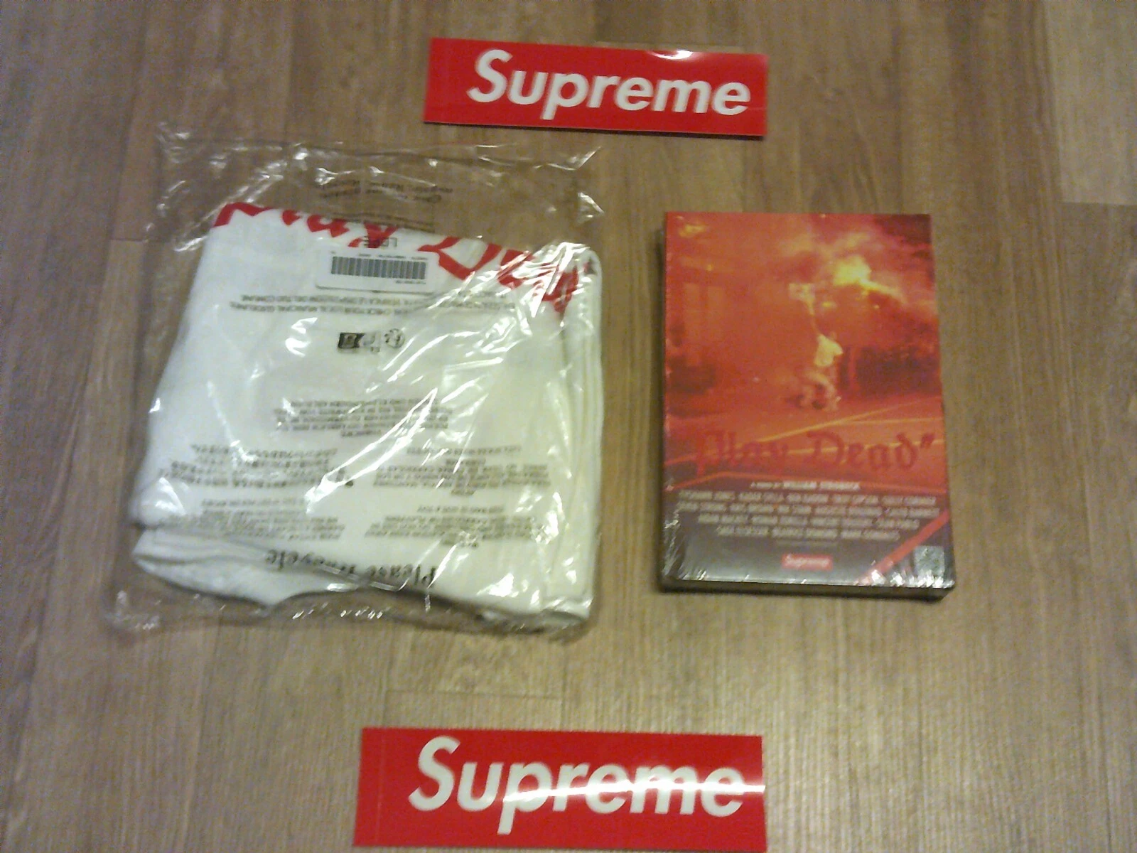 T shirt et lot de livres Supreme Play Dead XL FW22 NEUF AVEC ÉTIQUETTES confirmé