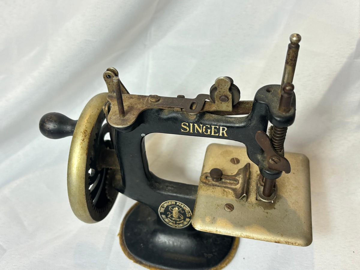 1910 -1934 Singer Sew Handy Model 20 Mini Sewing Machine Childrens