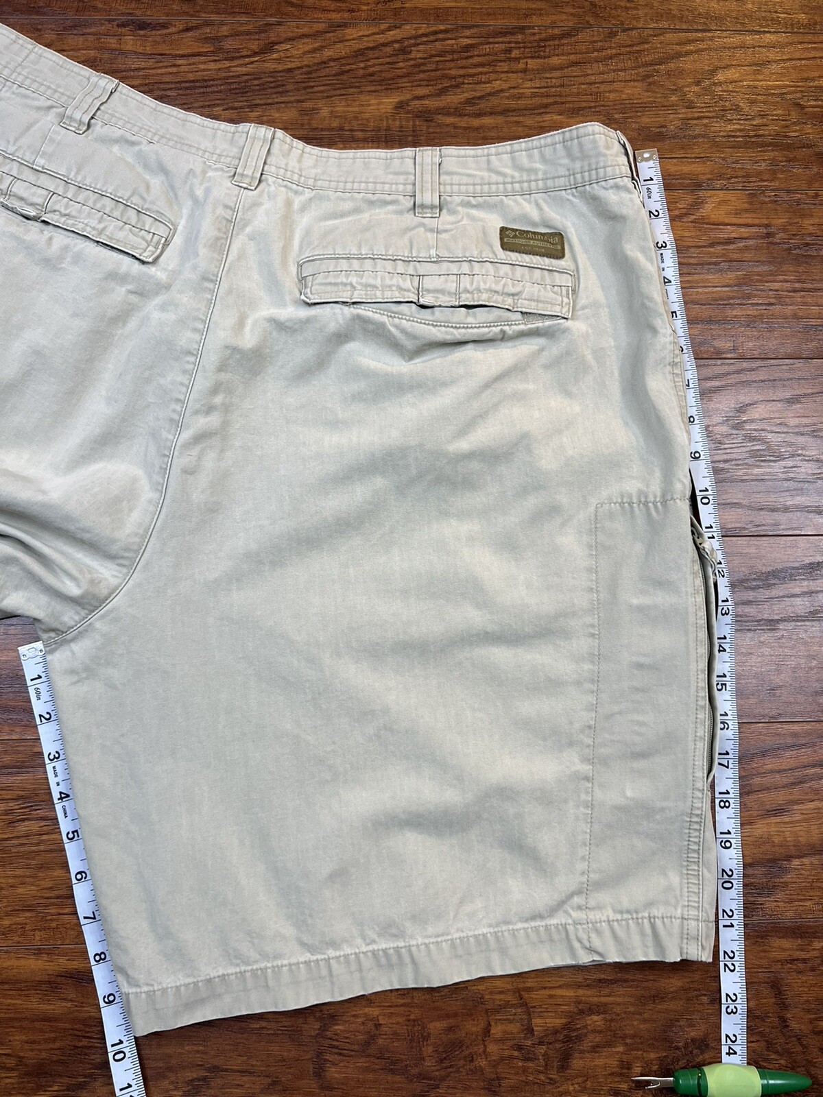 Columbia Vertex Cargo Shorts Zip Pockets Hiking Outdoor Size 44 Beige