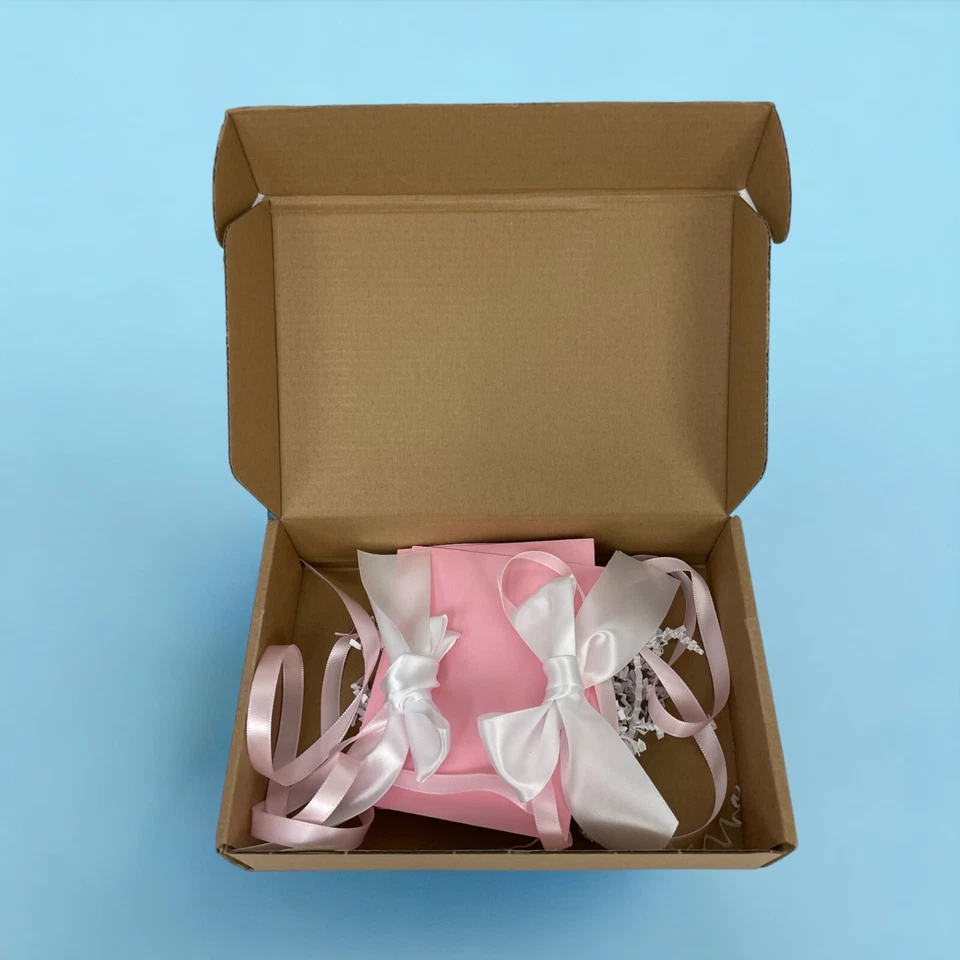 Banner de tarjeta de primer cumpleaños UNO con lazos, letras rosas y blancas de Tickled Glitzy Foto 3 de 4