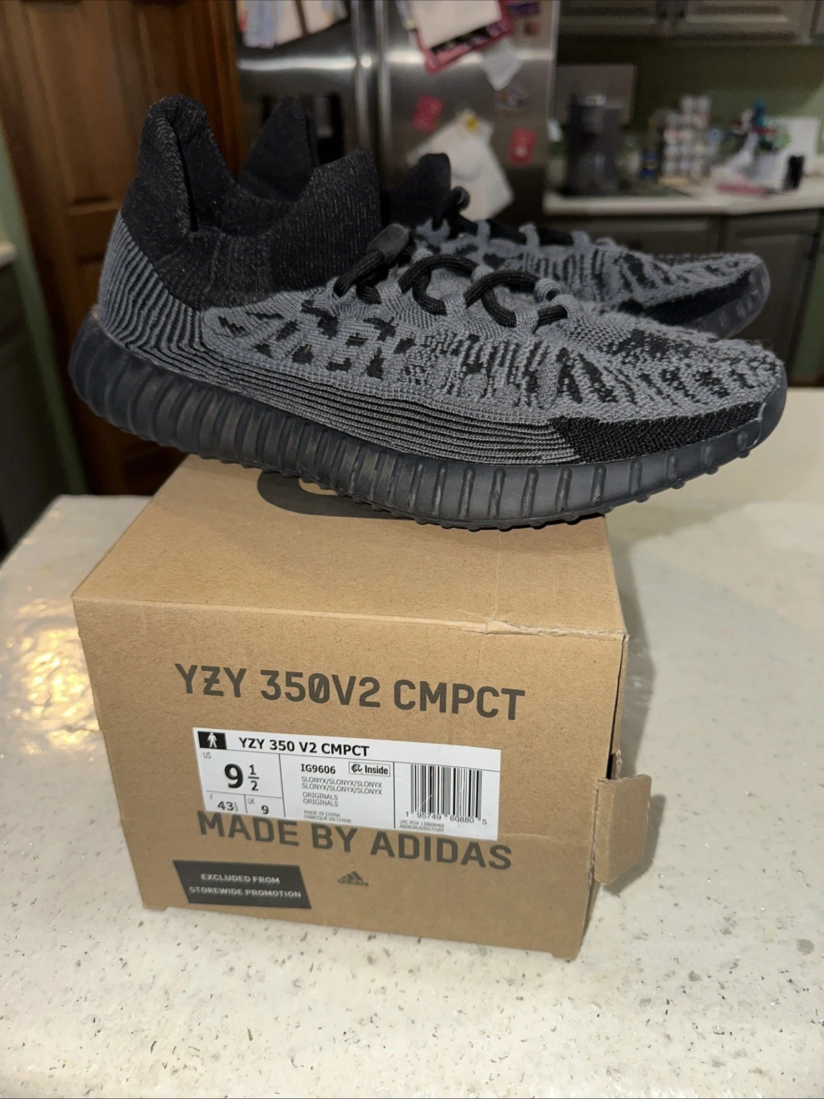 Taglia 9.5 Adidas Yeezy Boost 350 V2 CMPCT Onyx