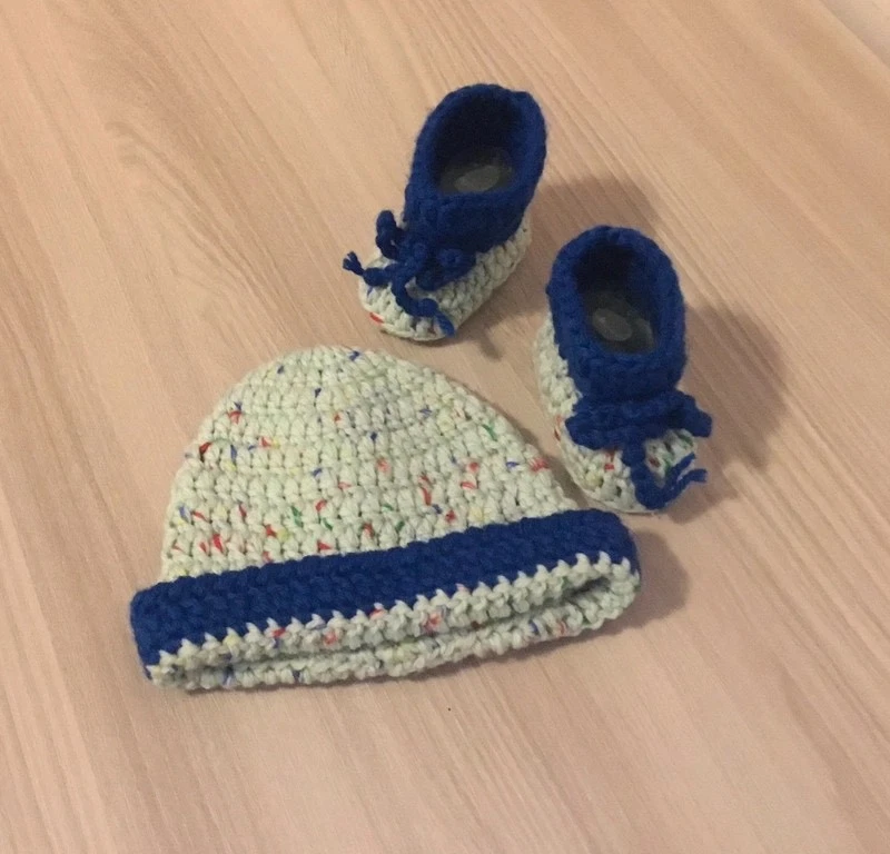 Scarpette e cappellino neonato, uncinetto, lana baby - Immagine 2 di 2