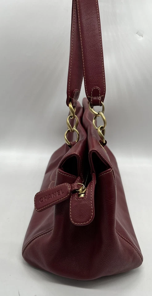 Bolso/cartera Chanel de cuero rojo burdeos con bordado con logotipo CC Foto 3 de 4